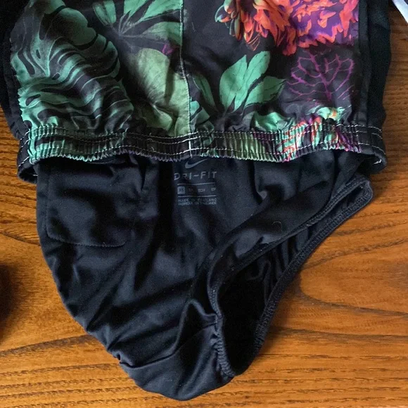 🎉HP👉Nike tropical flowered running shorts size XS - Picture 6 of 7